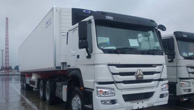 The sinotruk heavy tractor is ready to start at the Chinese factory.
