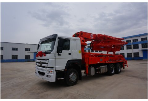 HOWO / ISUZU 6x4 Concrete Pump Truck 37m